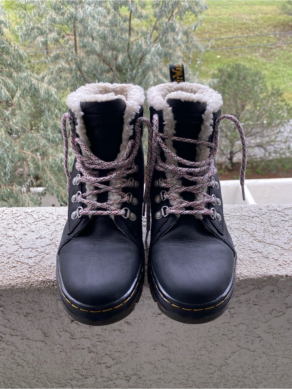 Dr. Martens Black Lace-Up Faux Shearling Winter Boots Womens size 8